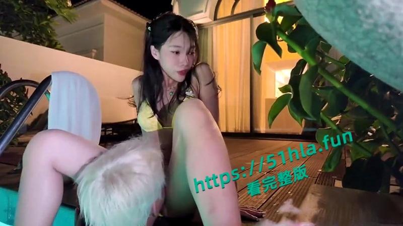 顶流网黄福利姬【Miuzxc】最新作品，丁字裤泳诱惑，挑战户外公共场所泳池边做爱！