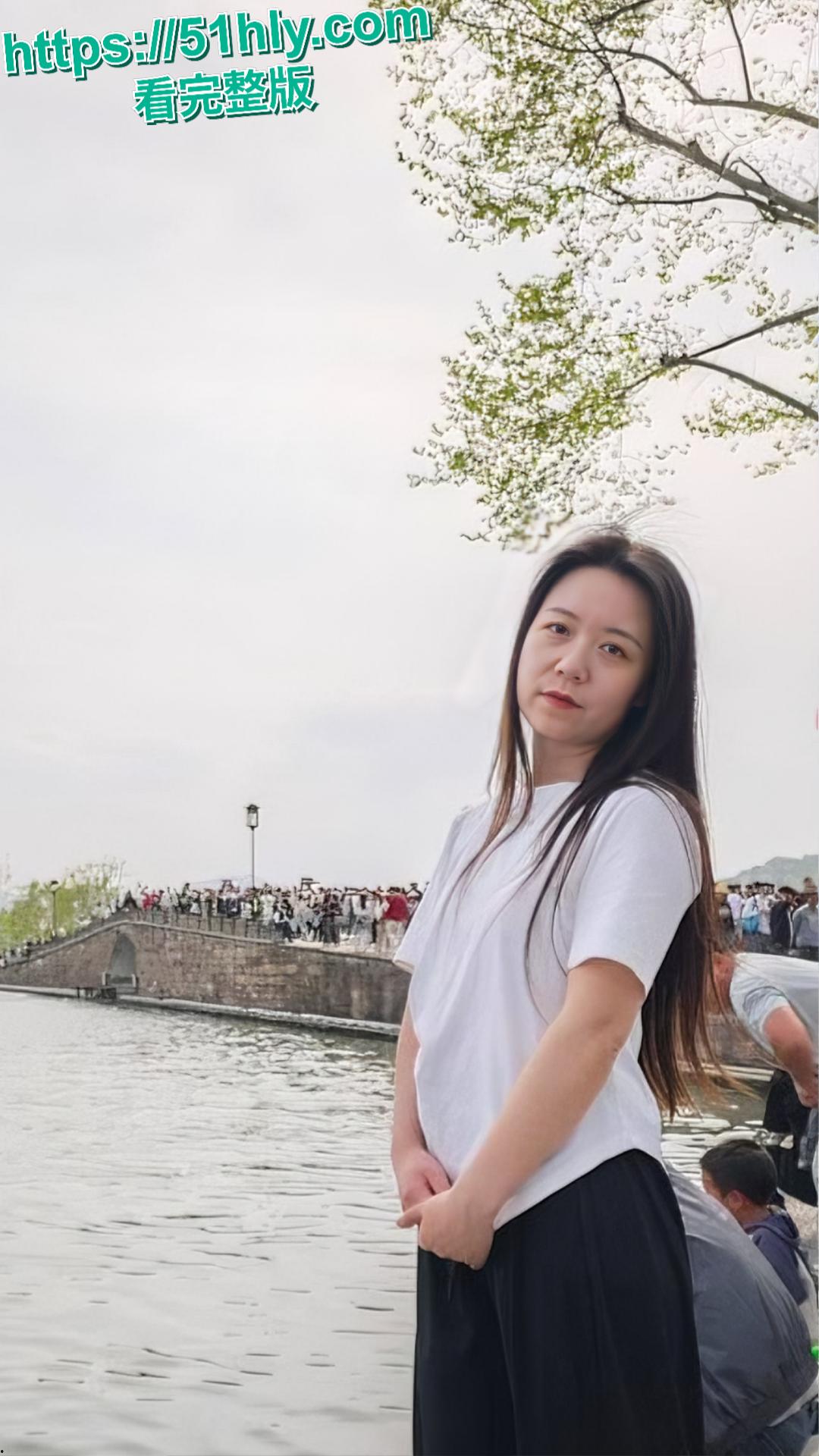 浙江嘉兴清纯人妻何晓韵野外偷情单身小叔子口曝黑料全网疯传！小区楼下口交大屌，忍不住了回家爆操骚母狗！