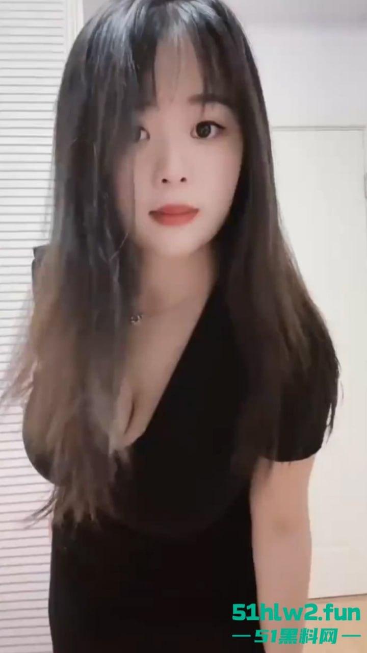 抖音巨乳网红【过去】为捞金全裸直播，超级大奶揉搓诱惑高劈双腿秀骚穴，当众特写放尿吸睛。