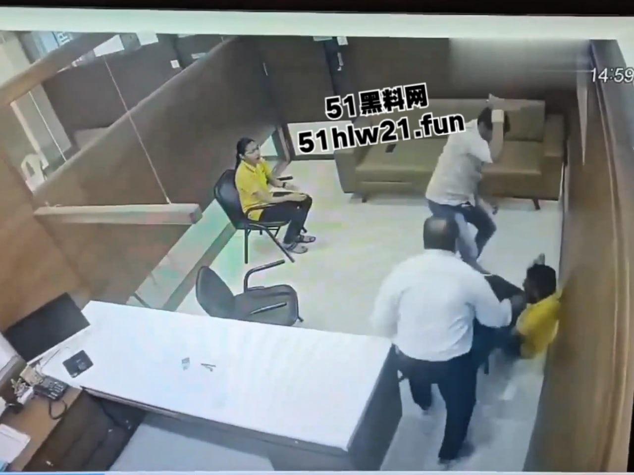 印度保险公司杀人案，男子母亲生病住院找医保公司报销，结果各种理由推脱遭男子持刀猛捅。