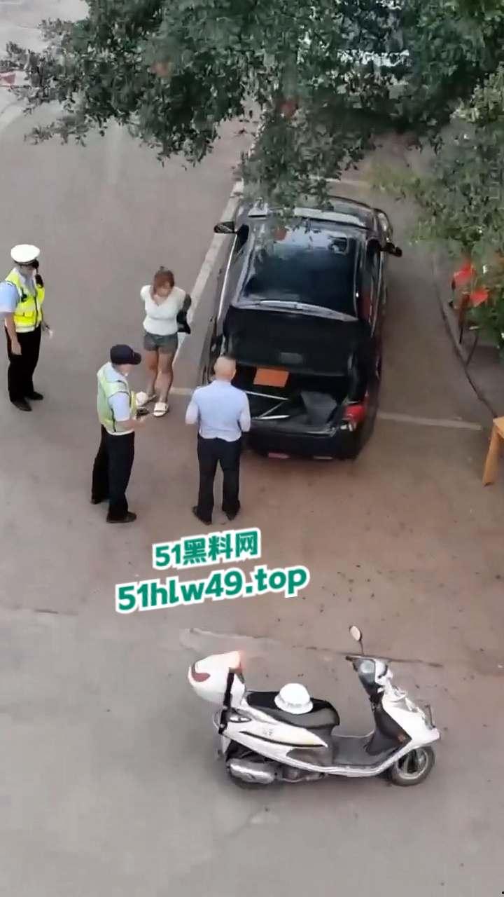 广东深圳精神小妹自驾无牌车辆小学门口，冲卡撞人后背厢藏刀带凶早想报复社会？