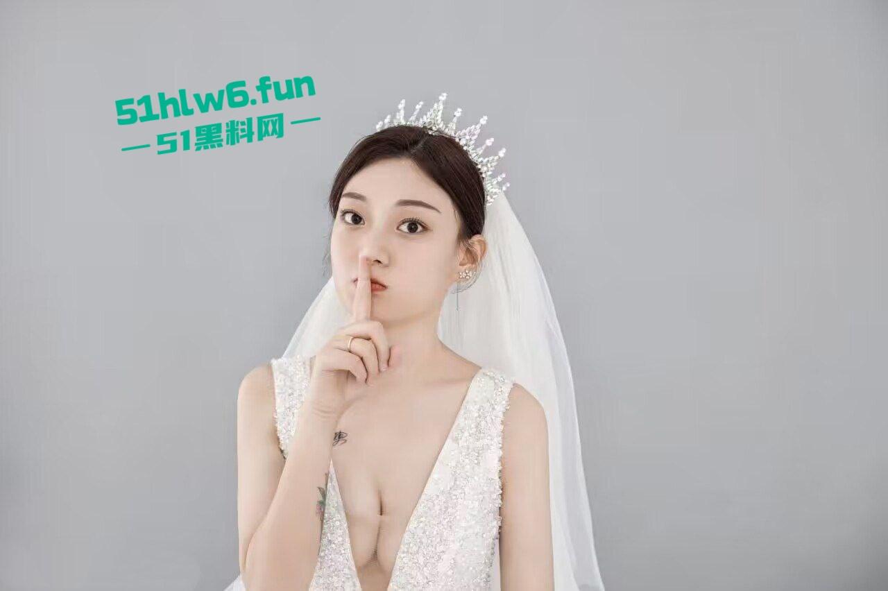 山东大学【陈露】性爱视频遭渣男分手曝光，清纯玉女在浓郁的阴毛下抠逼舔鸡反差十足。