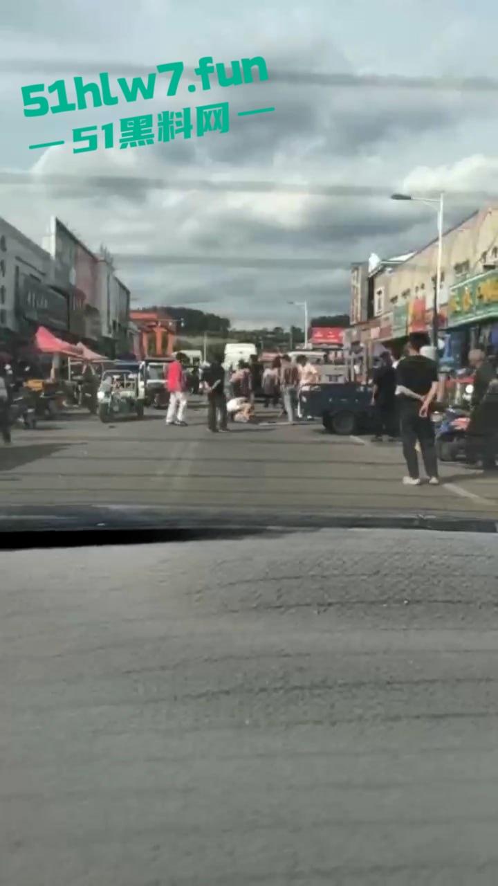 情侣街头误惹地痞流氓惨遭群殴，女友拼命拉架奈何小伙还是被砍数刀大街上躺板板。