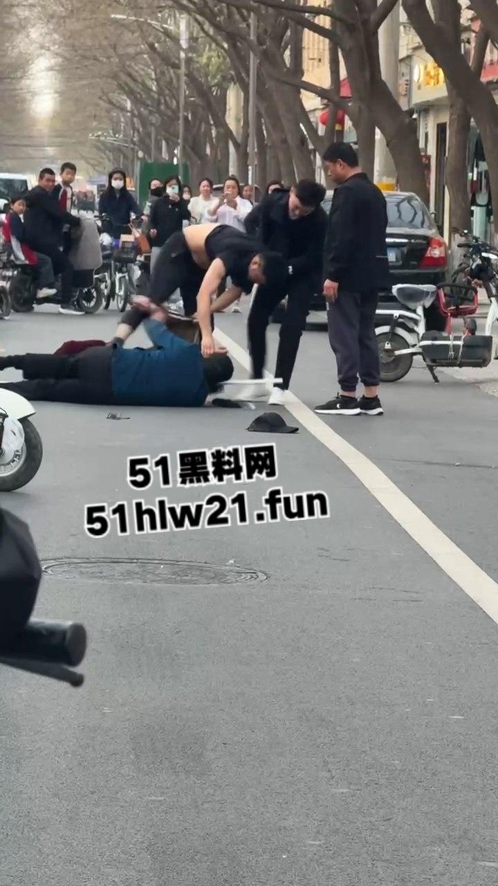 当兵16年后回家先放倒爹妈，河北鸡泽男子为跟小三淫混暴打自己亲生父母，警察面前还放不下拳头。