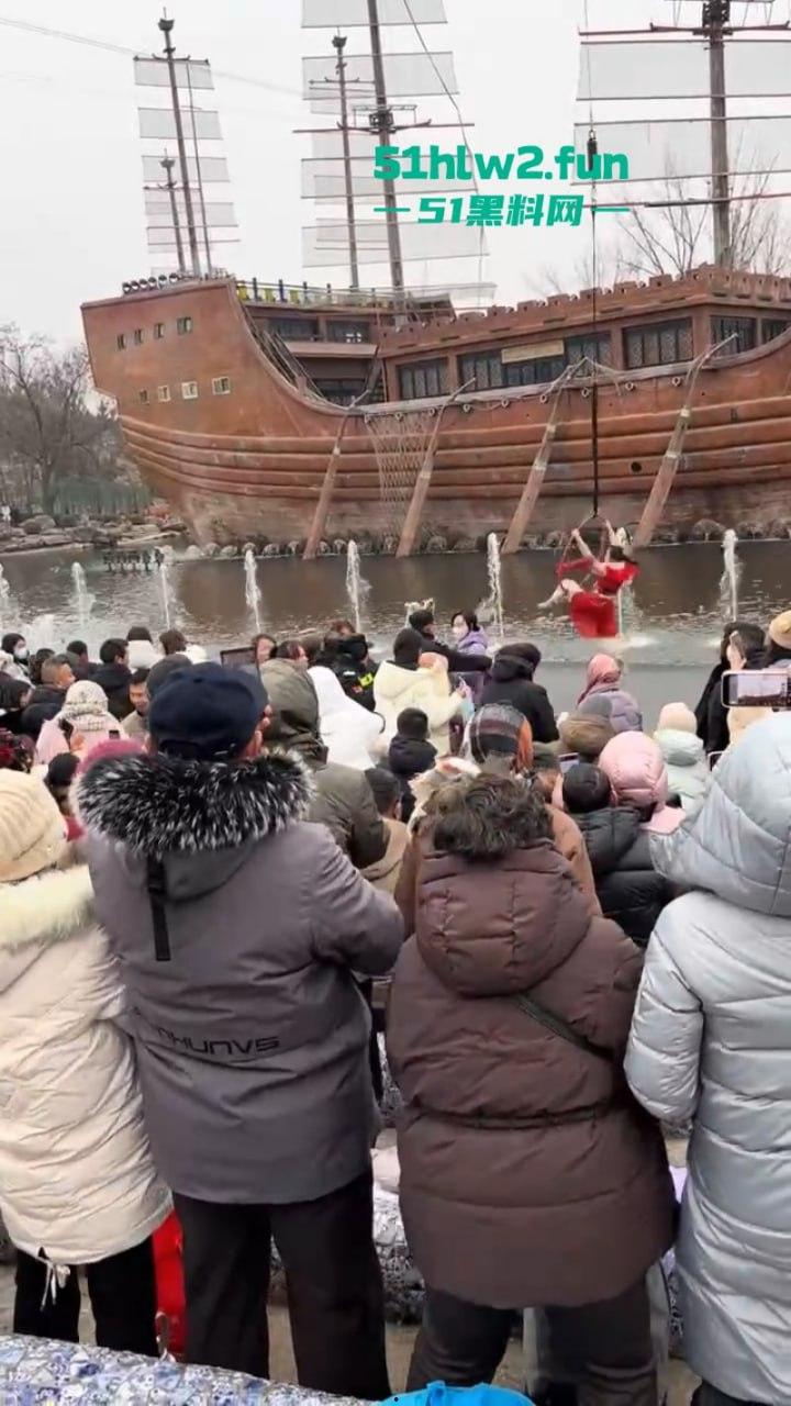 过年出游成风气，路见不平先插队！河南景区多次发生打架事件激烈打斗场面比表演还好看。