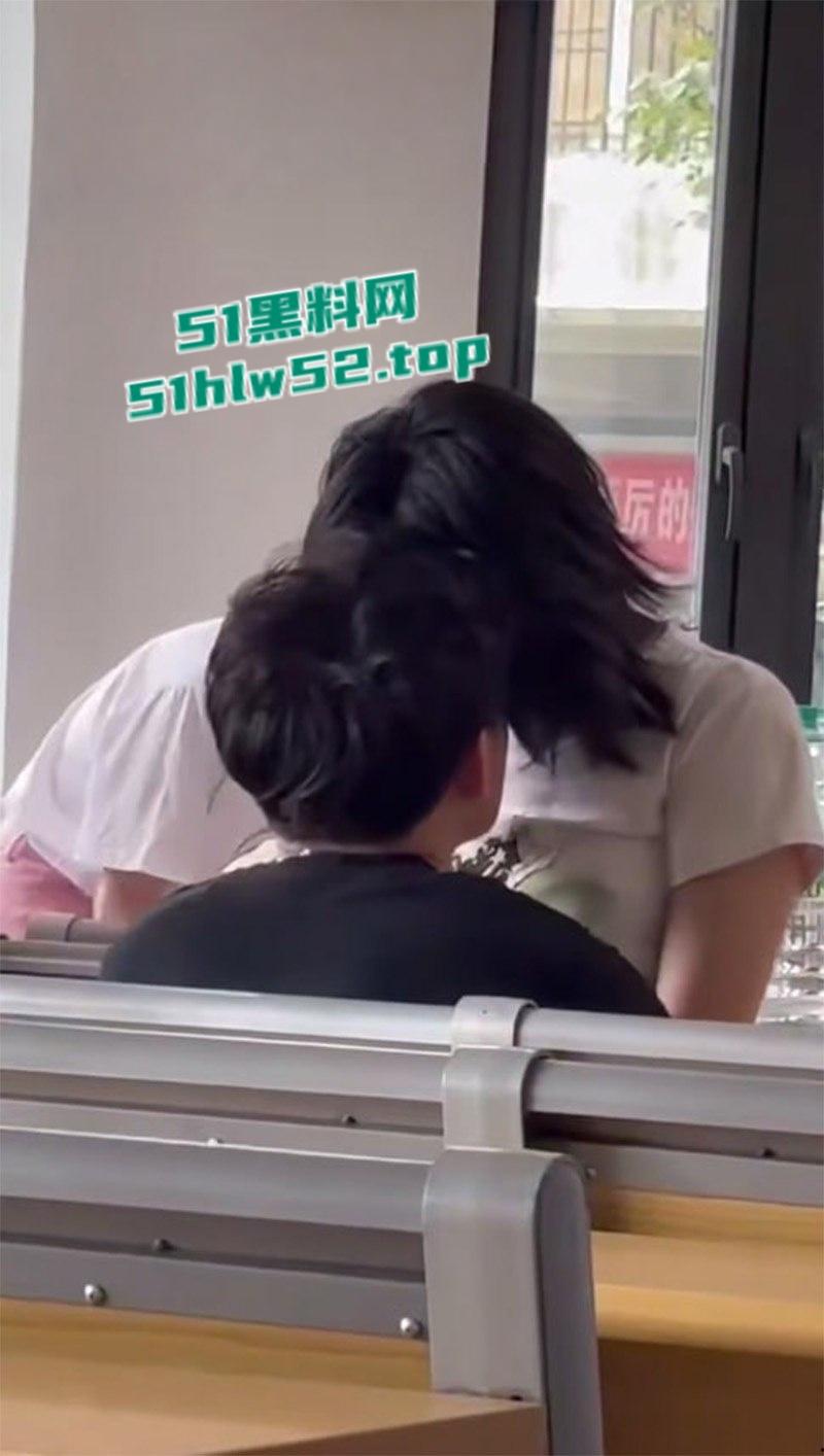 校园课堂情侣公然做爱，无视周围同学眼光主动上位骑乘，饥渴难耐事后一脸淫荡得到满足。