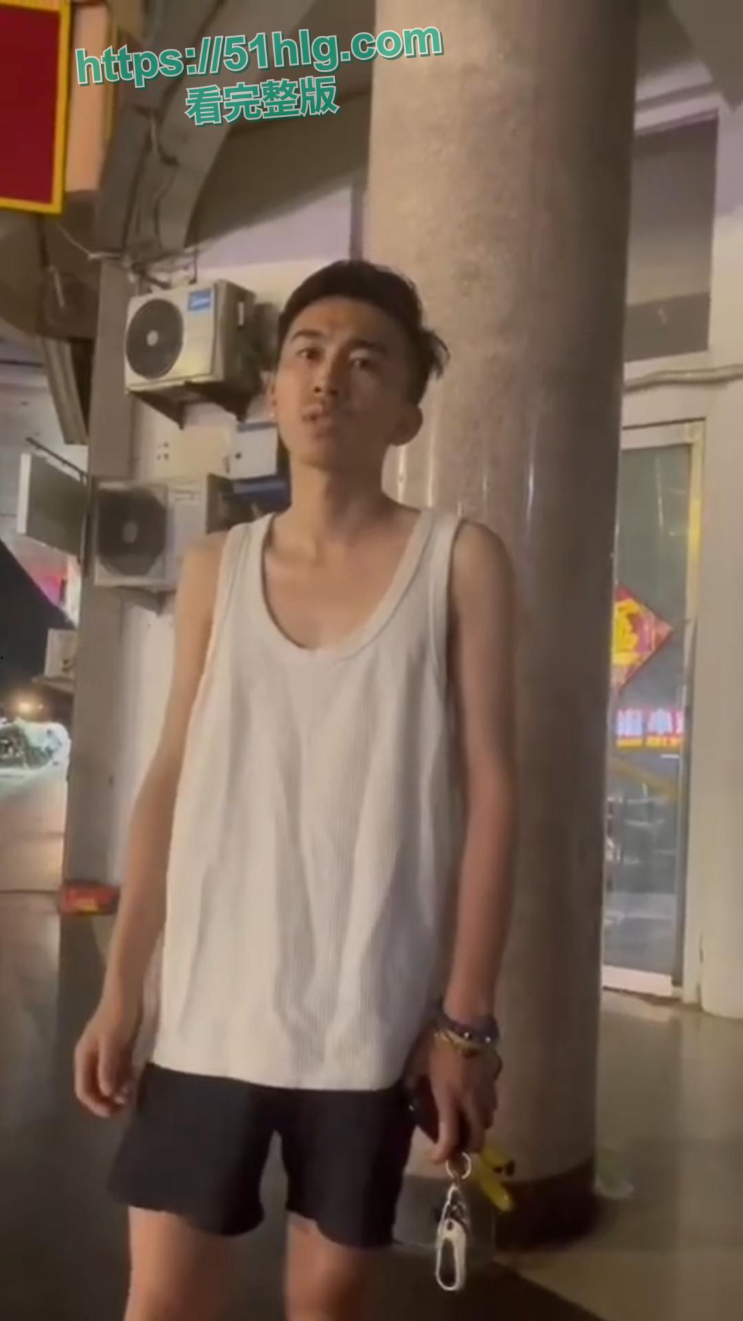 震惊！男同性恋原配当街殴打小三，场面惨烈。男原配怒斥小三不守伦理，揭秘男男关系的黑暗面。