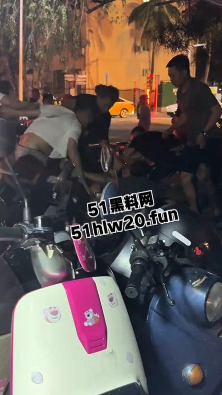 海南三亚实拍斗殴现场，三亚苏荷酒吧门口几个男子遭疯狂殴打，疑似街边要女子电话被男伴带人殴打。