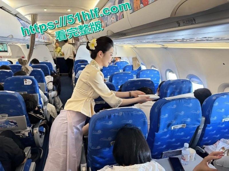 山东青岛98年空姐【张萍】私下淫乱视频流出，反差骚婊学生时代就欲望爆棚四处寻欢！