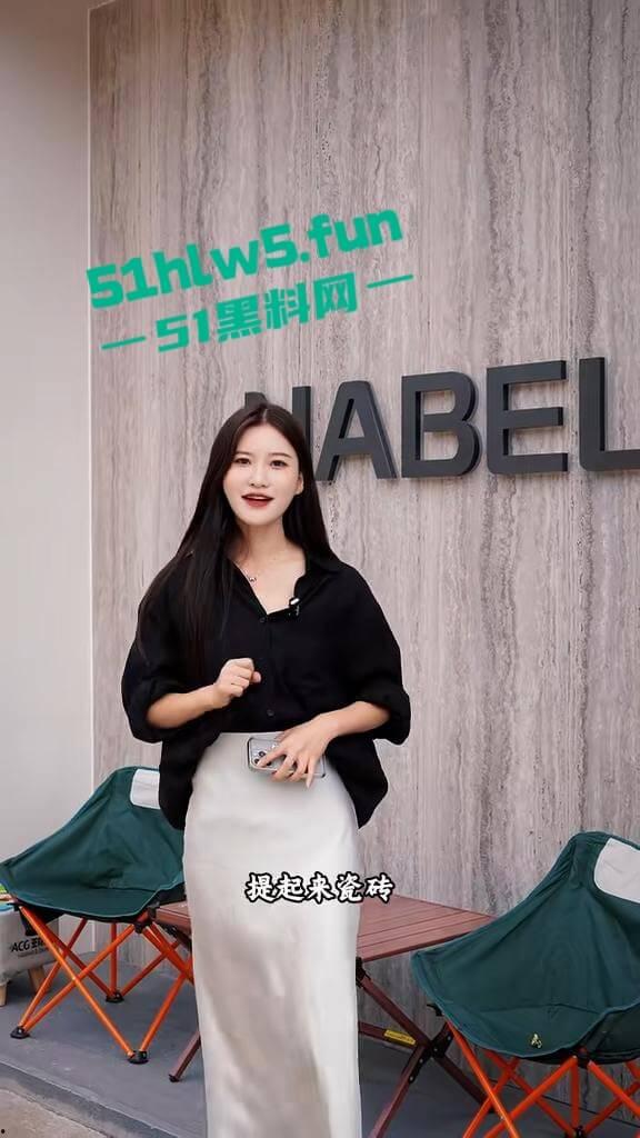 抖音网红【巩义四姑娘】和老公【时尚平民】2分51秒不雅视频曝光，这网红女神素颜差距有点大啊。