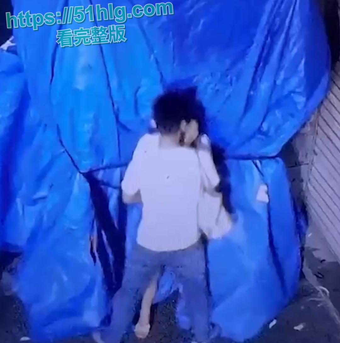 【广州】深夜小区惊现饥渴情侣野战 在监控底下明目张胆上演春宫戏 差点被路过行人发现 玩的就是刺激