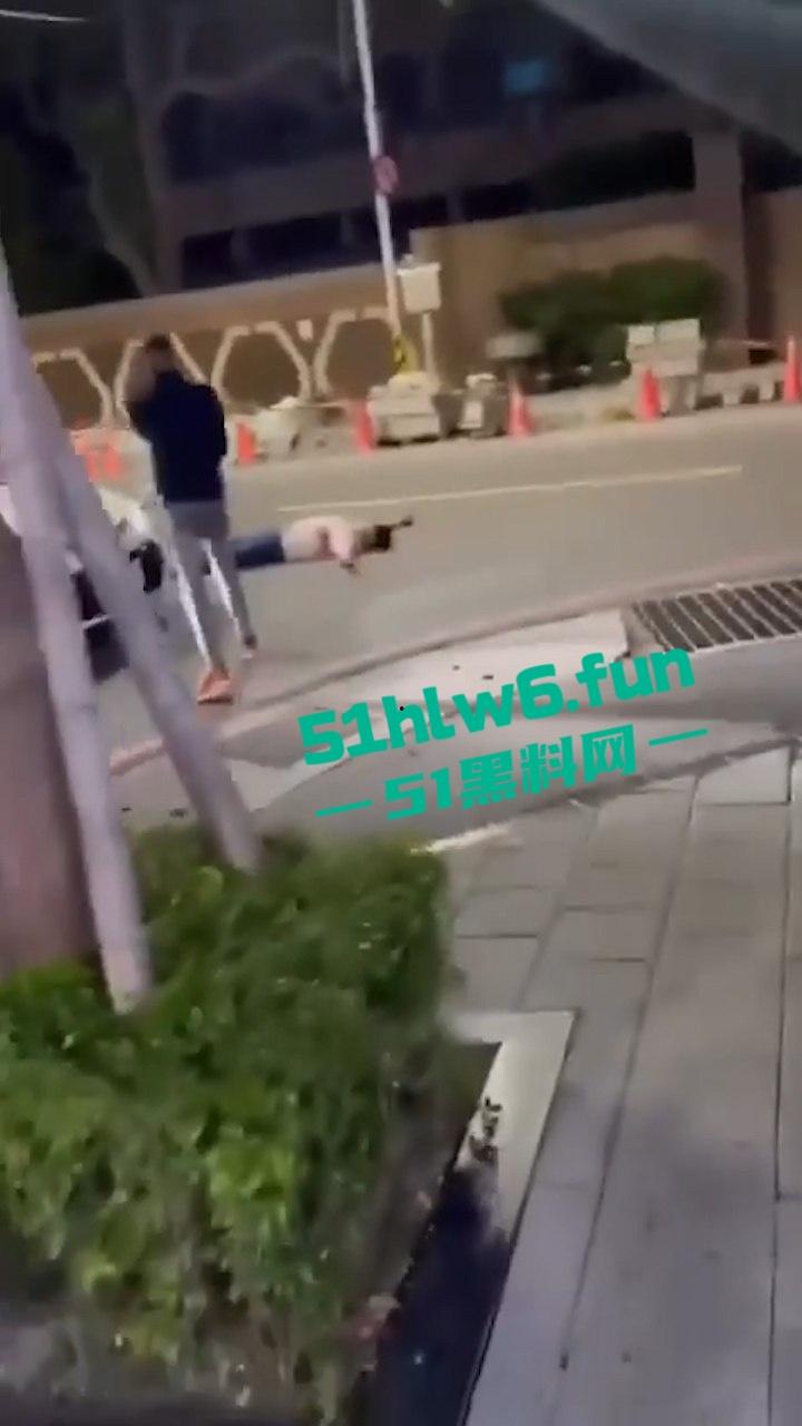 四川成都街头一男子遭多人围攻被砍数刀，血腥仇杀场面比电影还精彩。