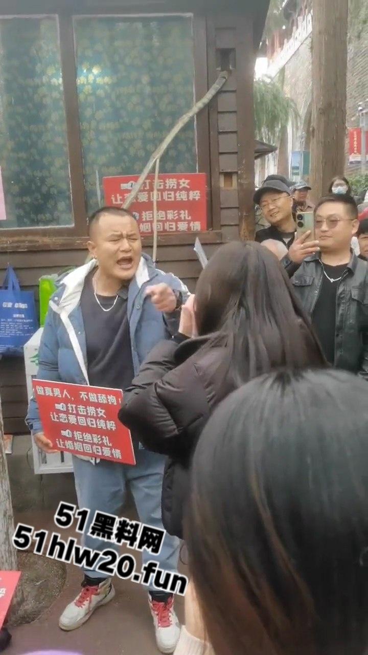 江苏南京相亲角嘴强男女对彩礼问题激烈嘴炮，堪比说唱battle现场！不给彩礼等于白嫖。
