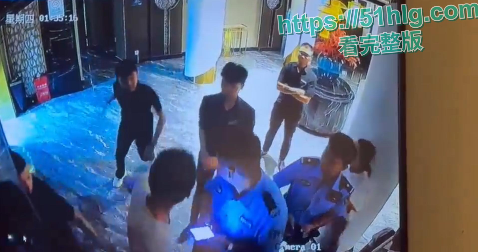 史上最快出警！【广西平邑县】精神小伙为兄弟出气 当警察面打人 猖狂至极目空一切 警枪掏出后瞬间秒怂