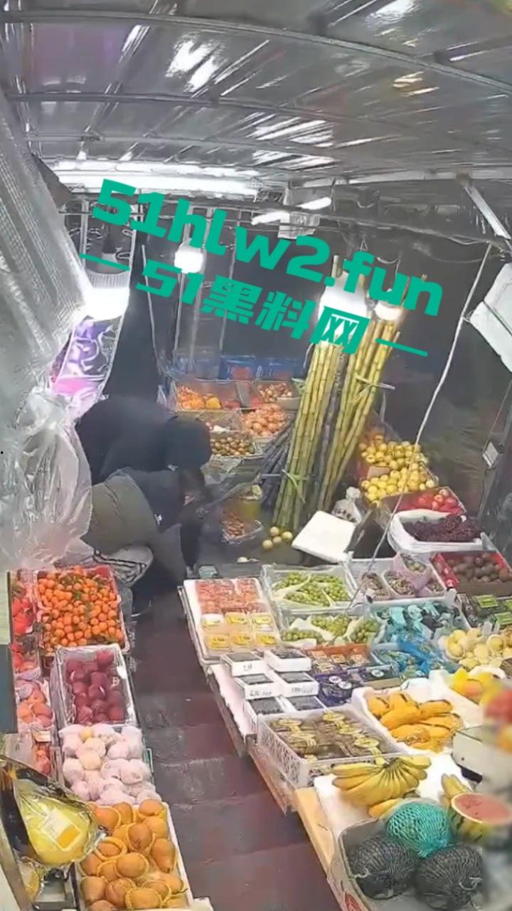 大连某水果店监控，恶意伤人事件曝光水果店老板不仅卖的贵，还缺斤少两以次充好被两男子报复砸摊。