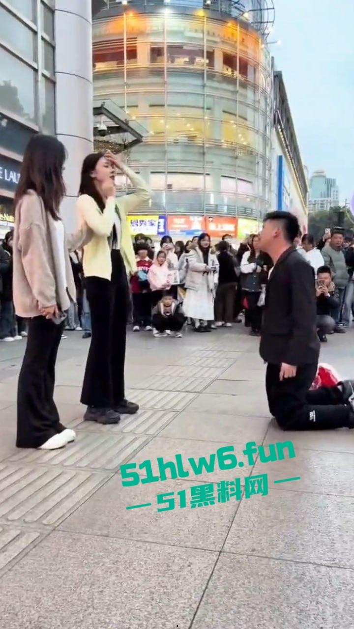 广西南宁顶级舔狗网红，当街表白求婚被美女怒扇耳光，却依旧跪地求婚，第一次见求婚双膝下跪的人才啊！