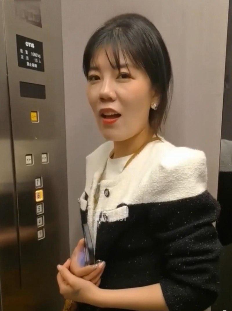 湖南人妻何蕾君出轨金主被曝  骚母狗本质曝露  吃屌 喝尿 遛狗 爆操  全程露脸骚话连篇淫叫连连  年度最骚人妻