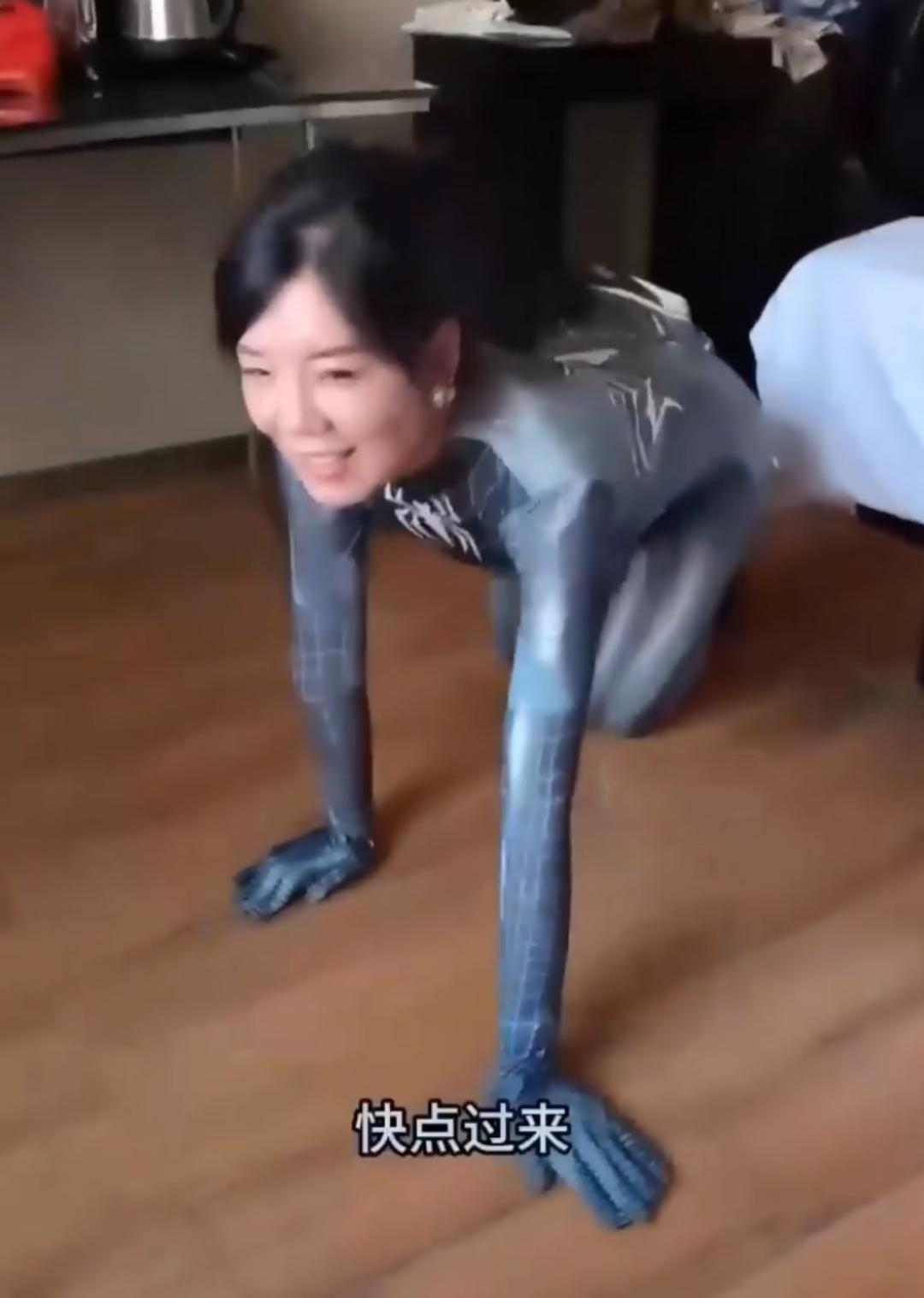 湖南人妻何蕾君出轨金主被曝 骚母狗本质曝露 吃屌 喝尿 遛狗 爆操 全程露脸骚话连篇淫叫连连 年度最骚人妻