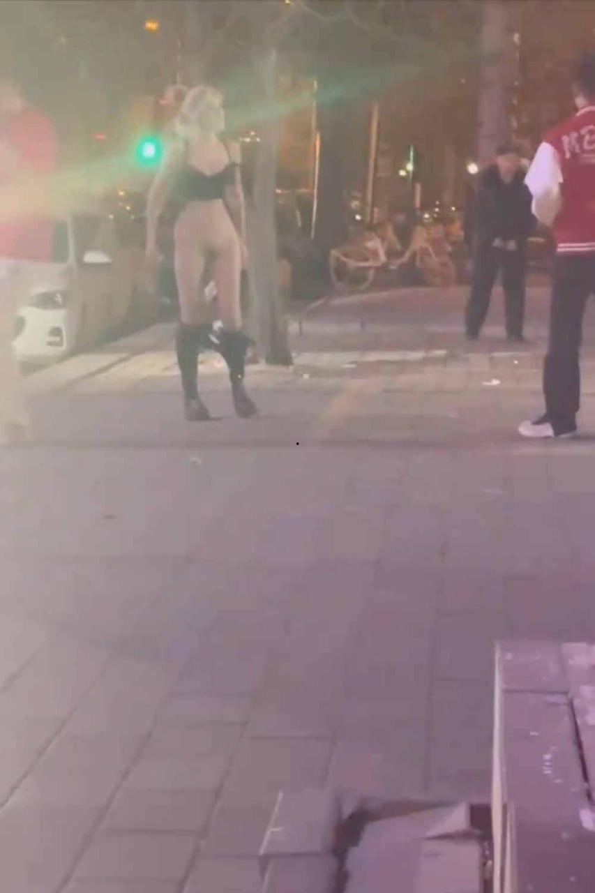 河北秦皇岛街头精神小妹与两男子吵架，脱光露逼喊人来操 惊呆旁边吃瓜路人 瓜友直呼这么好的事自己怎么没遇到