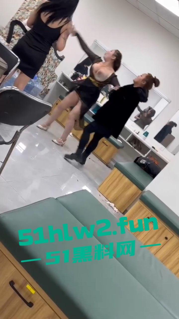 按摩会所女技师吵架，在候场房俩骚鸡对战露出大胸器那一刻，这姐妹就已经赢了这大奶子太顶了。