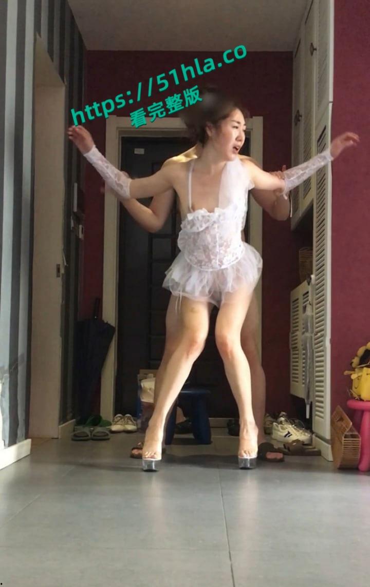 东北大庆哥门前狂干气质骚妻,透明蕾丝婚纱站立爆操花芯,全程高能淫叫不断!