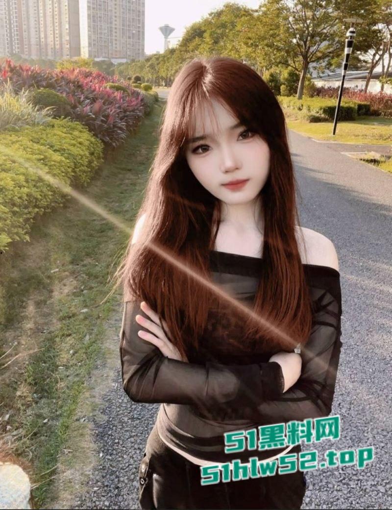 陌陌勾搭极品女神，酒店约炮吃鸡视频曝光，口交深喉技术娴熟媚眼含情勾魂十足！