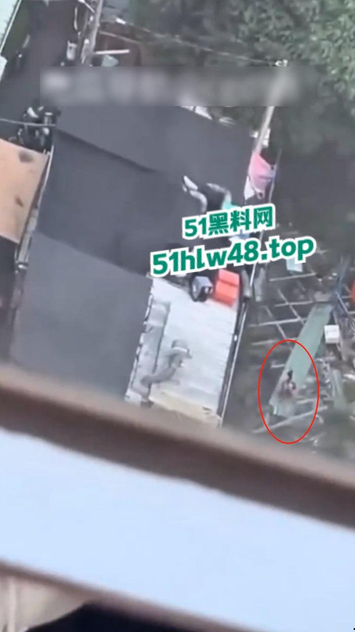 湾湾长腿大妈露天自慰被偷拍，大妈身材年轻时也绝对是大美女，想不到老了竟然这么饥渴。