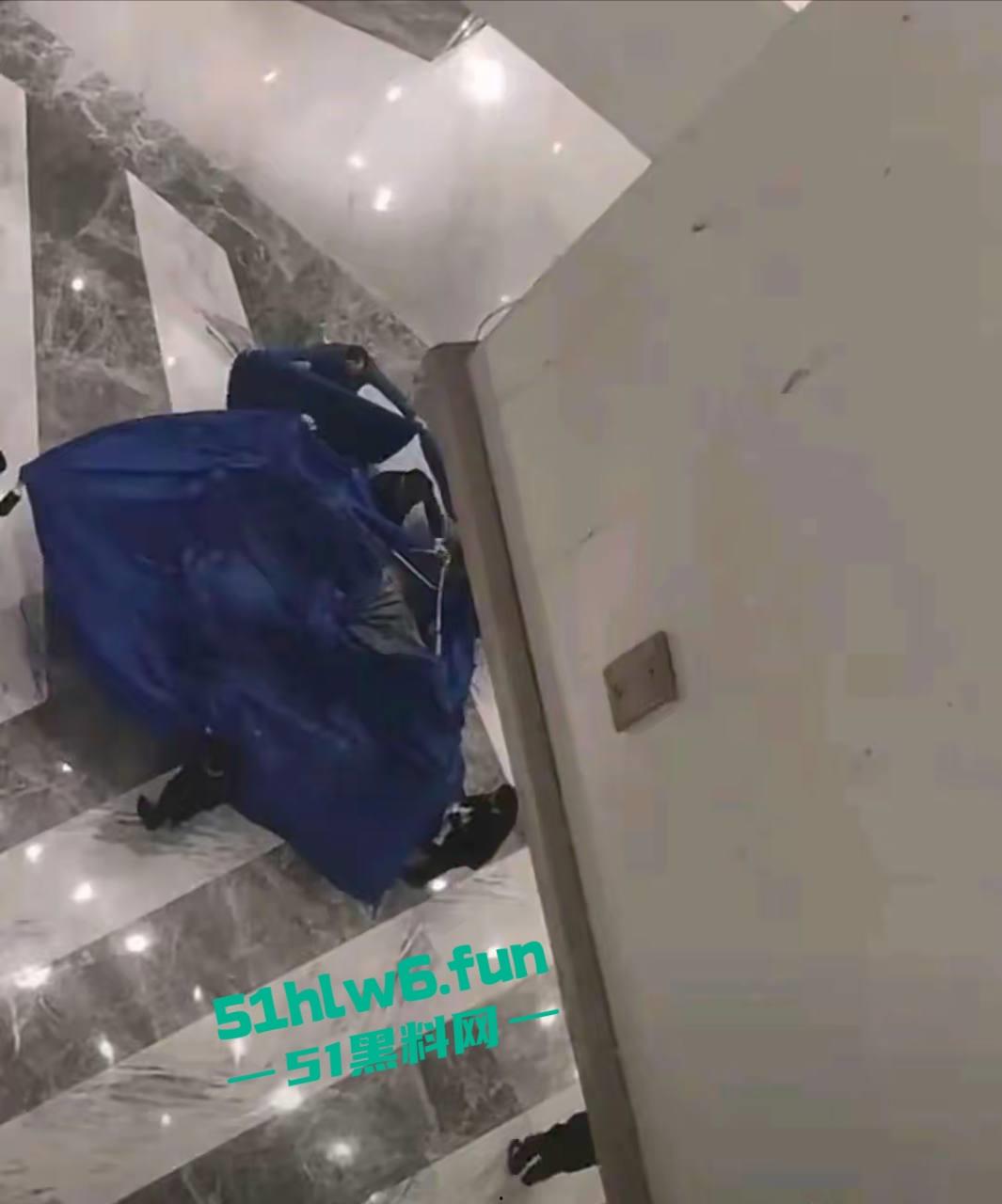 南京金鹰世界男子跳楼自杀，据传男子感情受挫从9楼跳下，脑浆爆裂当场死亡。