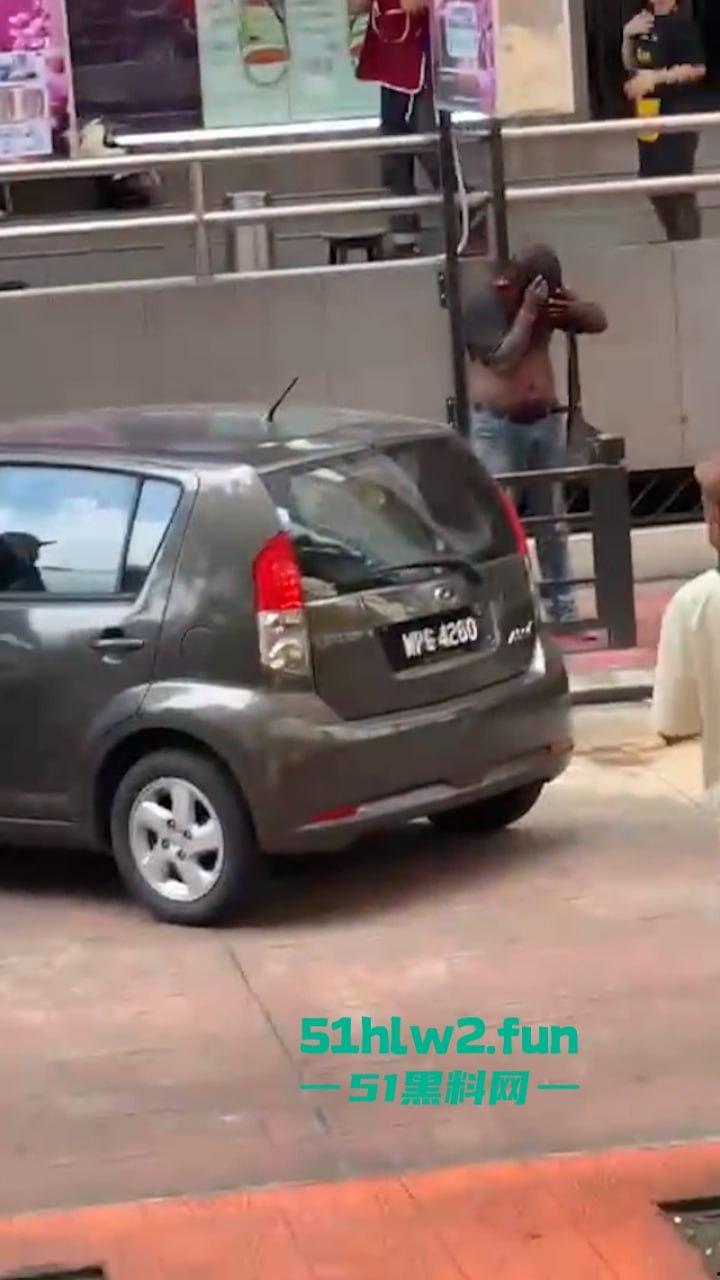 马来西亚男子酗酒吸毒恶魔buff叠满，致精神紊乱当街砍人，刺激的现场视频流出。