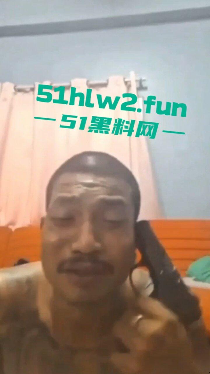 泰国男子自杀现场，纹身大哥遭情伤悲愤不已录下感人发言，随后开枪自杀腿都绷直了。