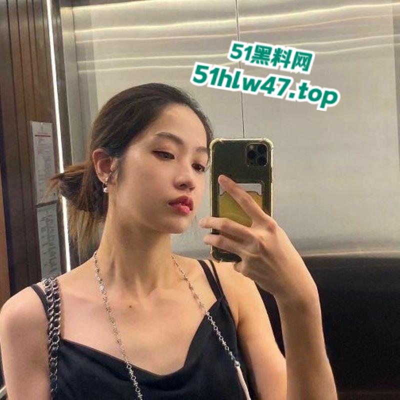 新加坡花店老板娘【Babeyiyi】身材超性感的女神竟偷情黑鬼，大黑屌各种抽插爆操视频流出。