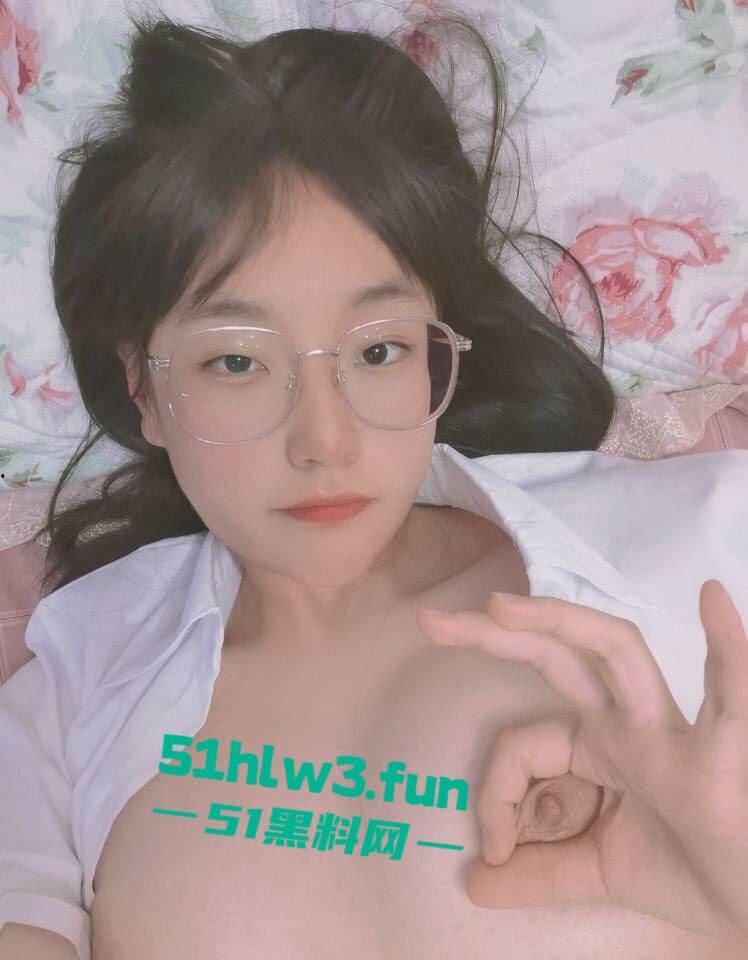 顶级大奶眼镜妹【苏荷】完美身材粉嫩酮体，美乳硕大粉嫩小穴无毛白皙，性感美腿更是撩人自慰玩穴私拍流出。