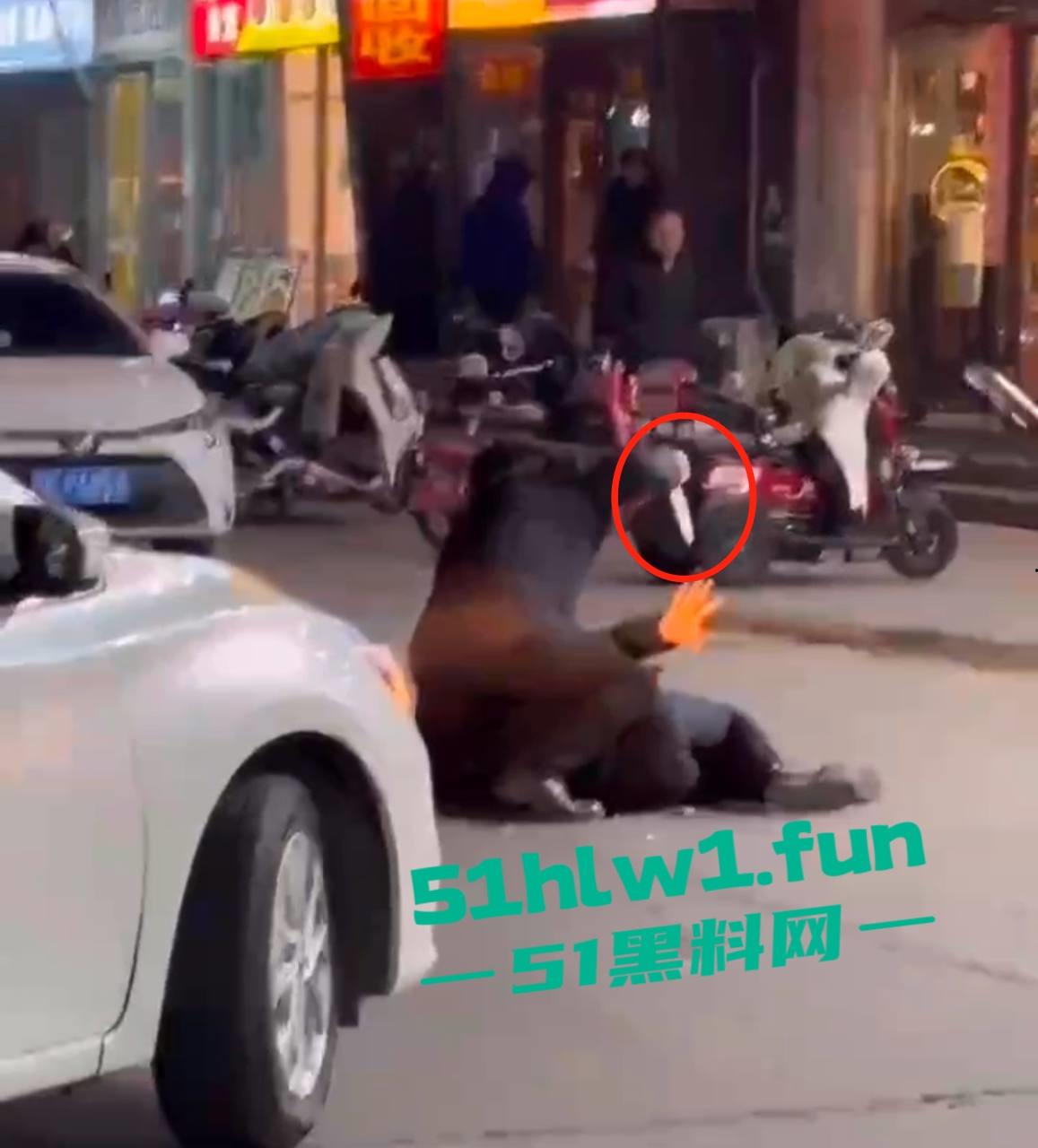 河北三河市街头刀仔，上上城三季小区附近，一男子持刀当街行凶，受害人撕心裂肺惨叫，周围无人敢上前援救。