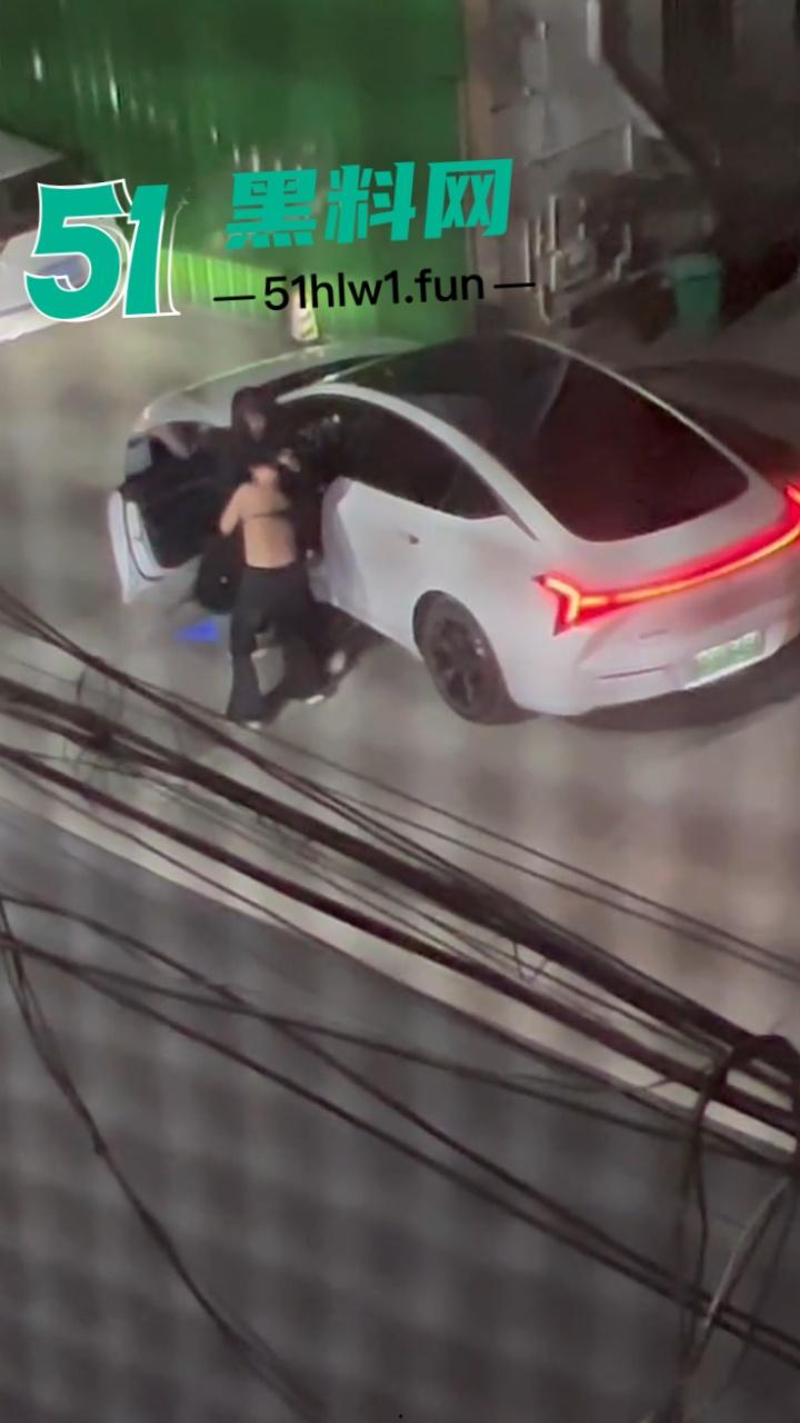 重庆原配大战小三，这小三不好当被原配堵在家楼下，拽头发各种殴打看来是真生气战斗力暴增。