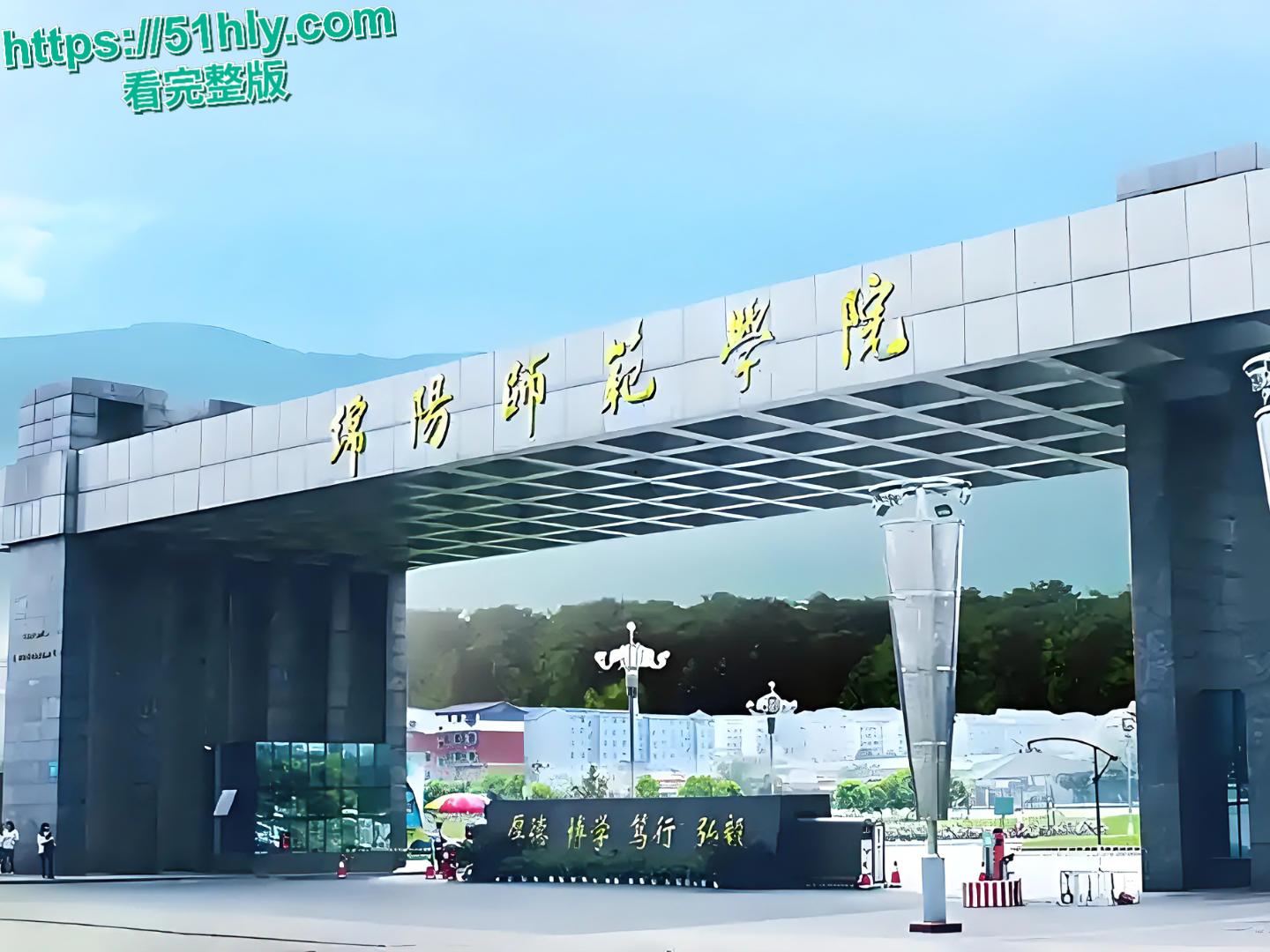 四川绵阳女子校门口怒撕学生妹小三，薅头发扇巴掌场面失控，路人看呆报警！