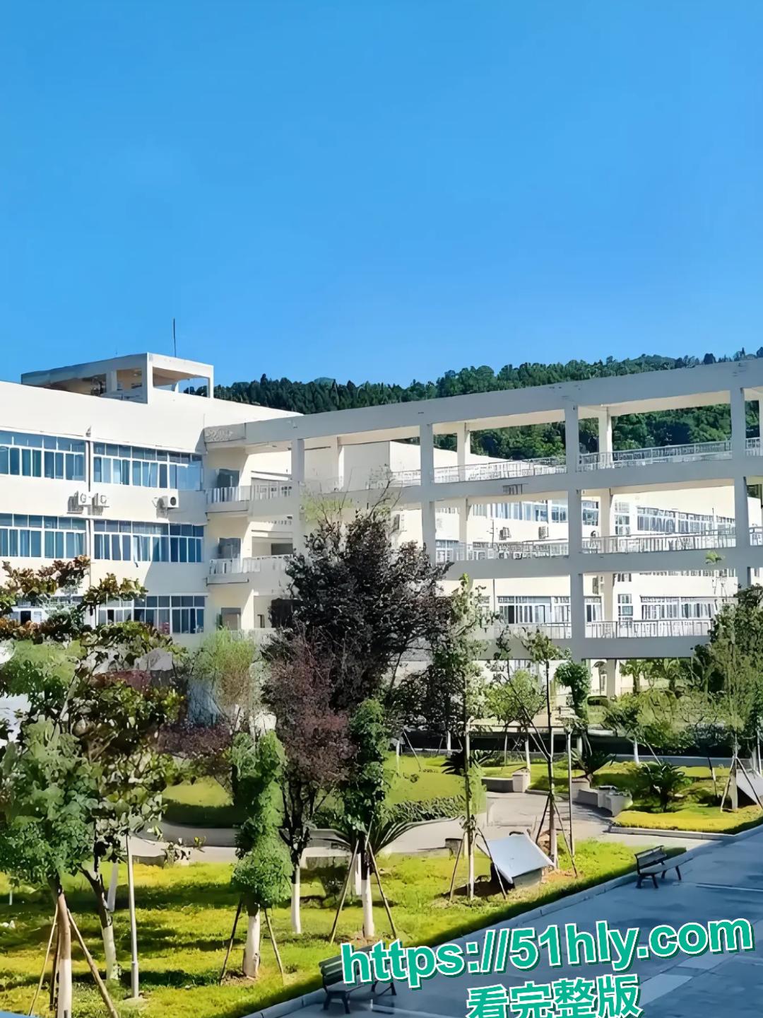 四川绵阳女子校门口怒撕学生妹小三,薅头发扇巴掌场面失控,路人看呆报警!