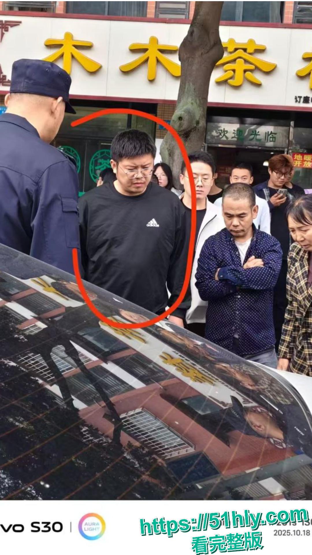 四川绵阳女子校门口怒撕学生妹小三,薅头发扇巴掌场面失控,路人看呆报警!