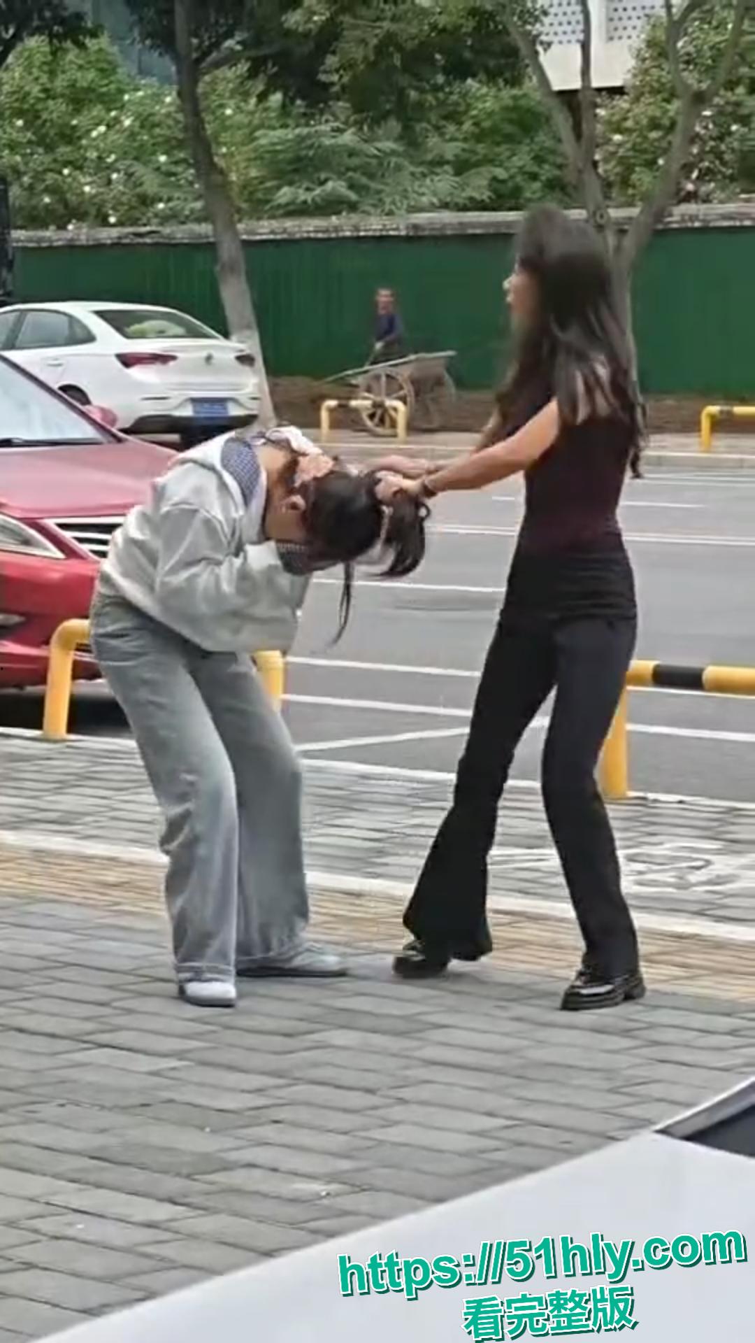 四川绵阳女子校门口怒撕学生妹小三,薅头发扇巴掌场面失控,路人看呆报警!