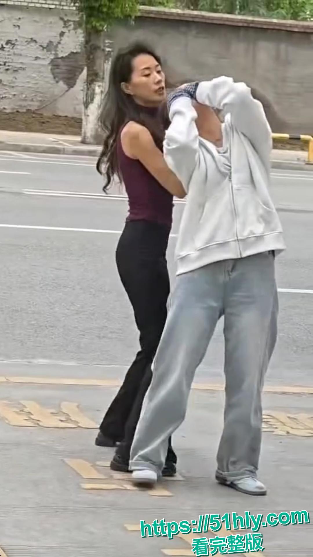 四川绵阳女子校门口怒撕学生妹小三,薅头发扇巴掌场面失控,路人看呆报警!