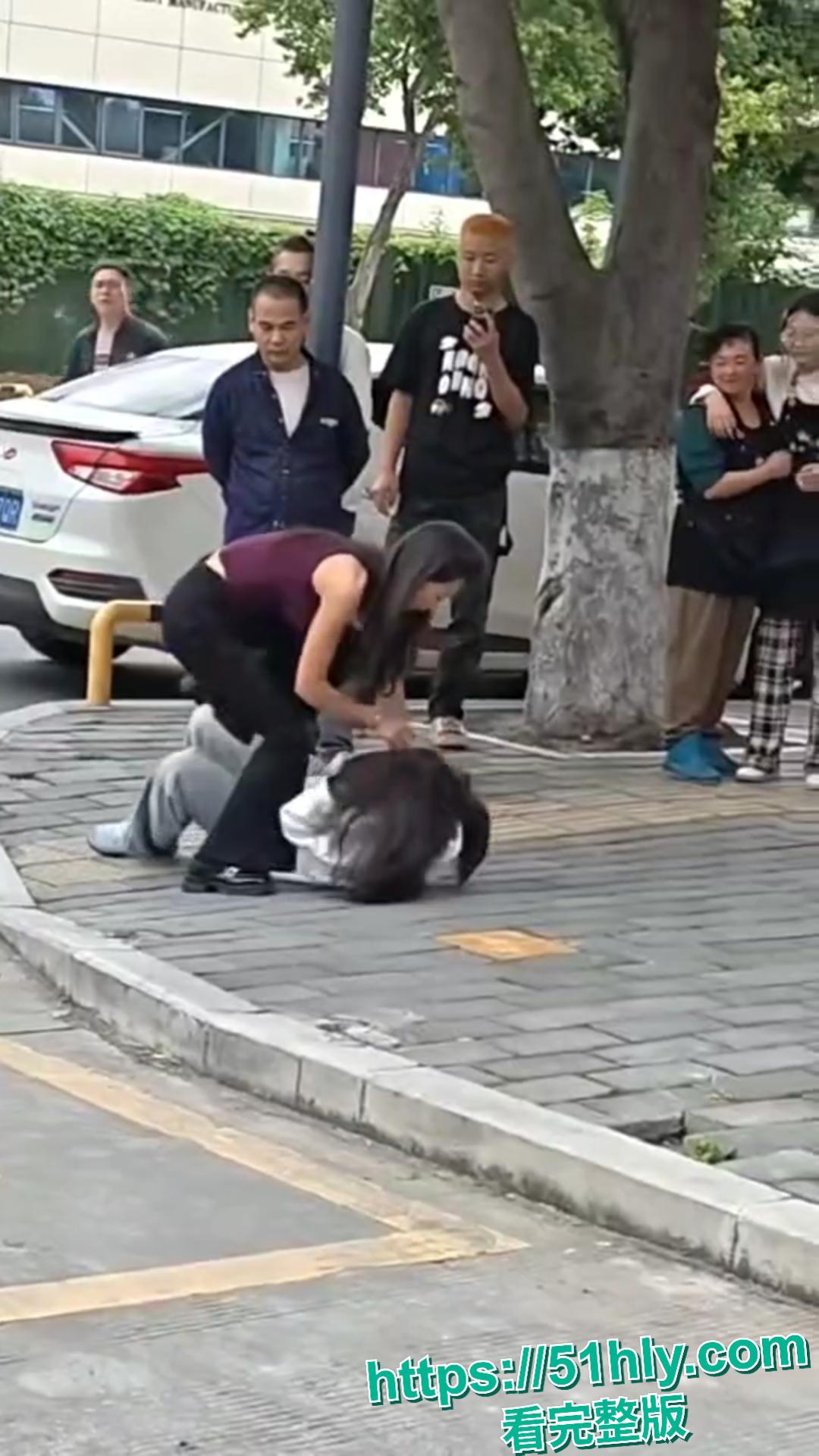 四川绵阳女子校门口怒撕学生妹小三,薅头发扇巴掌场面失控,路人看呆报警!