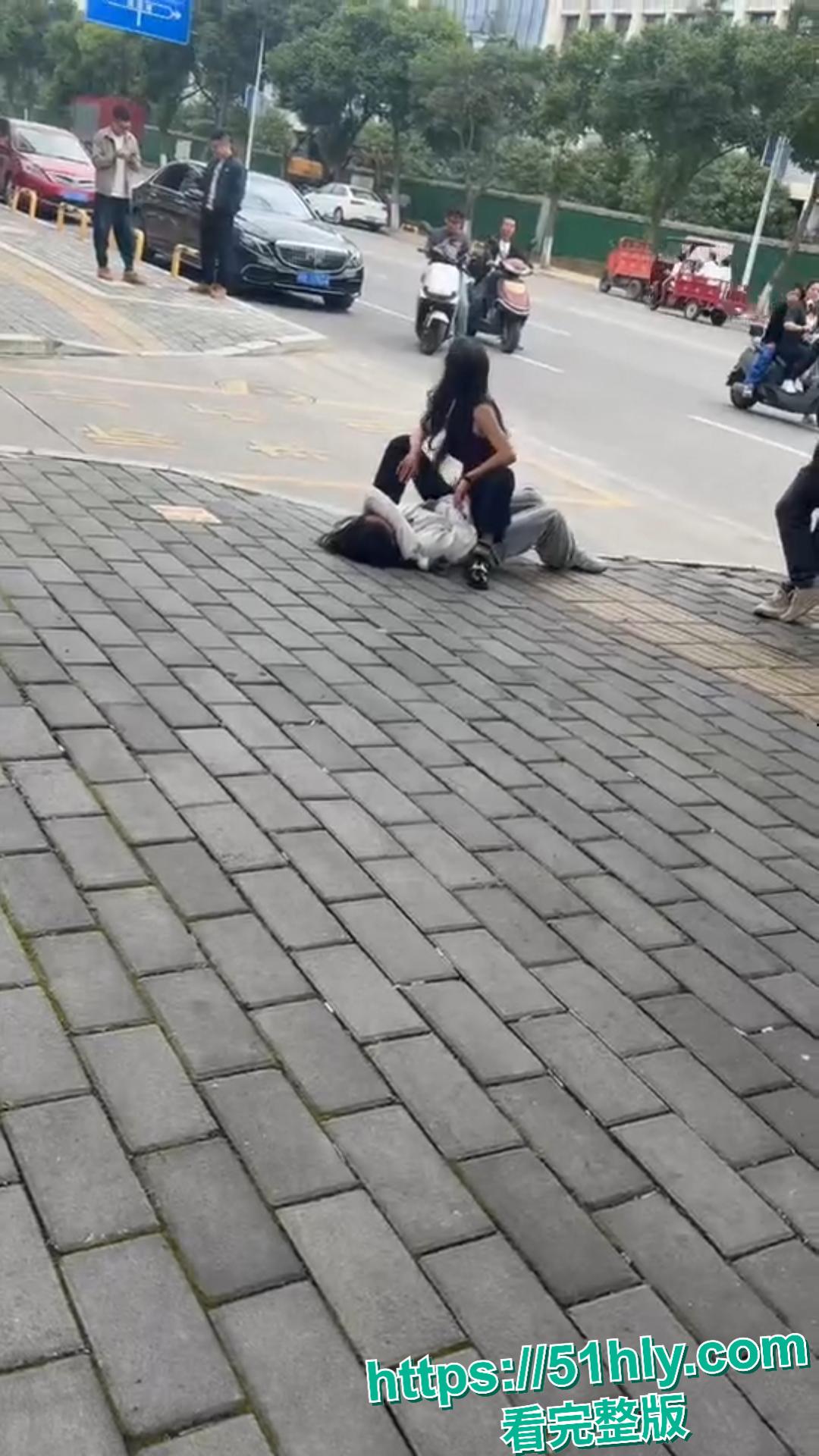 四川绵阳女子校门口怒撕学生妹小三,薅头发扇巴掌场面失控,路人看呆报警!