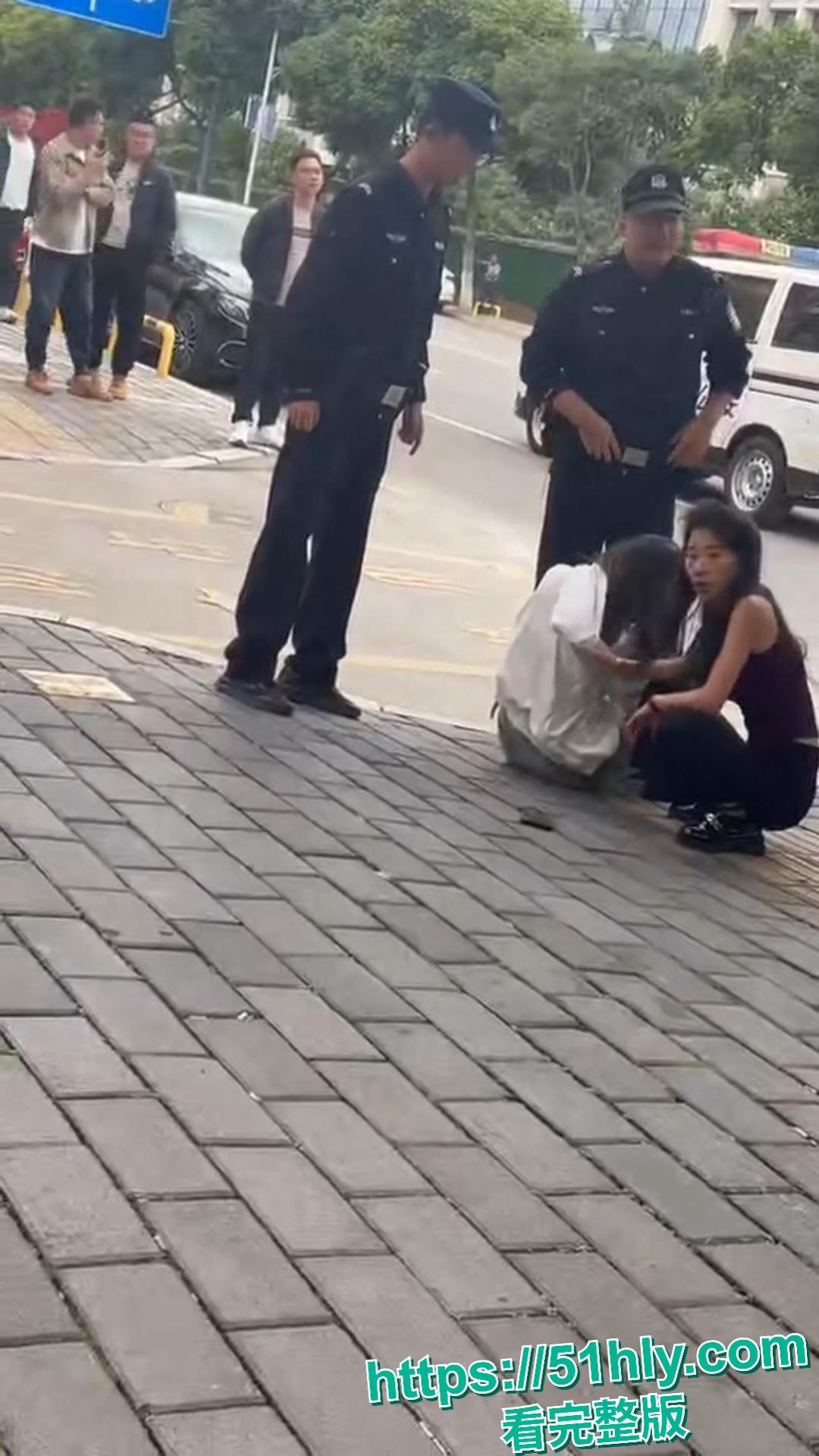 四川绵阳女子校门口怒撕学生妹小三,薅头发扇巴掌场面失控,路人看呆报警!