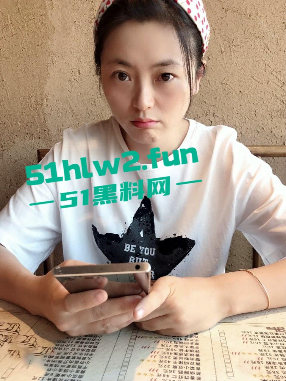 已婚人妻被公司高管调教3P，JK情趣丝袜骚到爆，深喉吞精呛到喘不过气，老公只能干瞪眼！