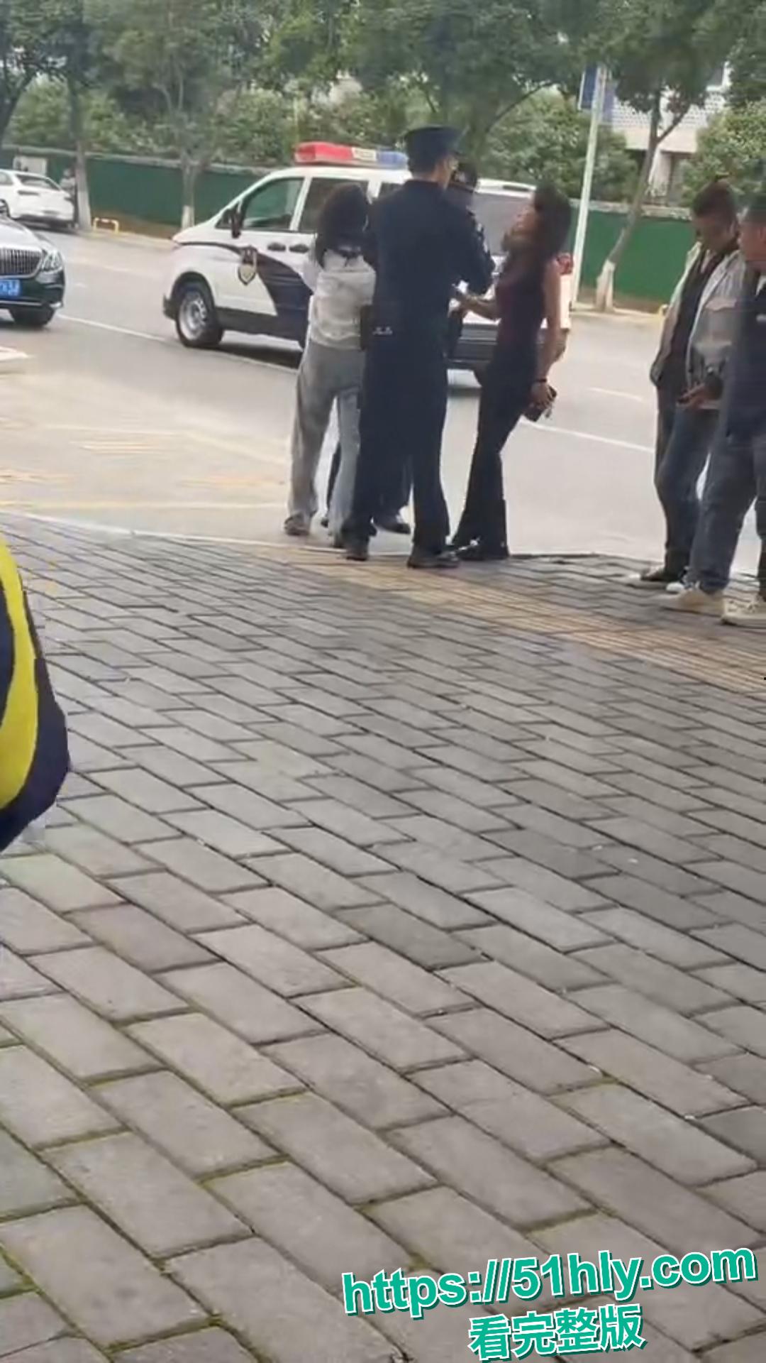 四川绵阳女子校门口怒撕学生妹小三,薅头发扇巴掌场面失控,路人看呆报警!