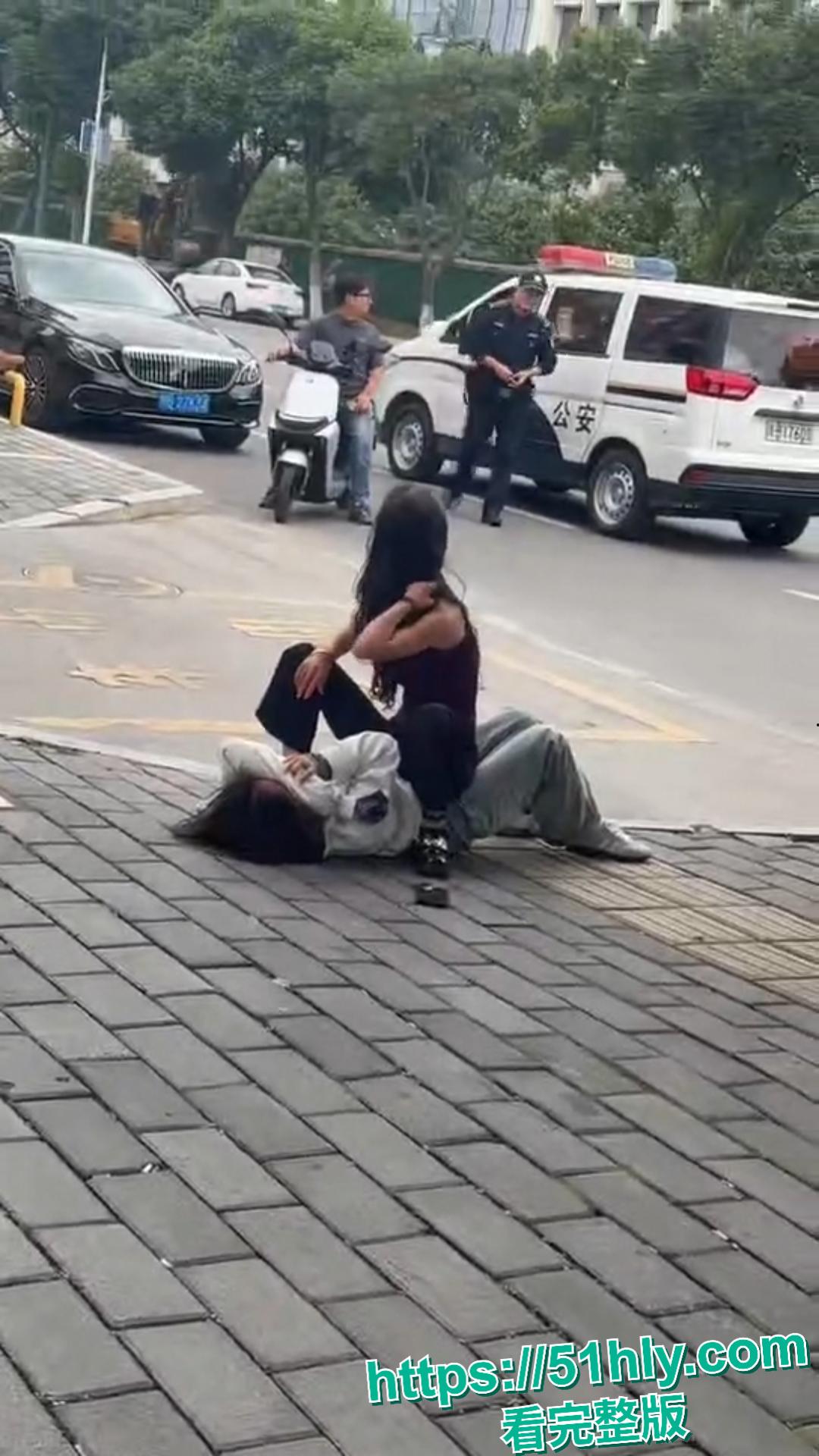 四川绵阳女子校门口怒撕学生妹小三,薅头发扇巴掌场面失控,路人看呆报警!