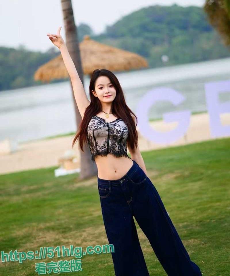 【湖南】18岁高颜值嫩妹【徐七七】被金主包养视频流出 人瘦奶大 粉红嫩穴 主动骑乘金主大屌 无套内射 激情四射