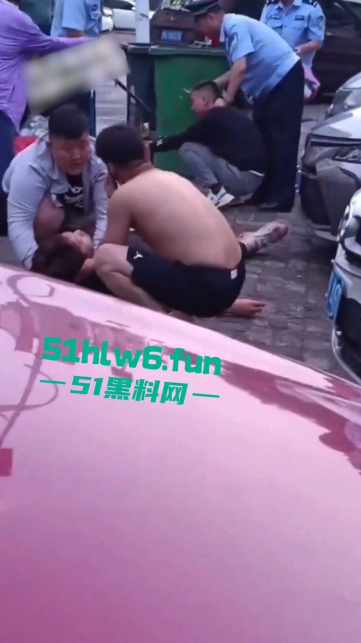 天津砍杀现场，已婚女劈腿偷吃小鲜肉被老公发现，原配愤怒带刀将鲜肉男当街砍杀。