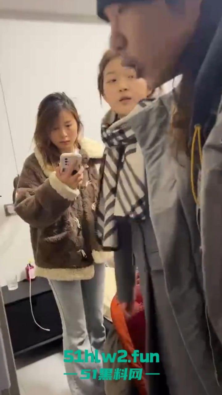 大年初七抓骚鸡，重庆狗男女年假抓紧操逼原配带舅哥突然杀回捉奸在床，现场视频流出。