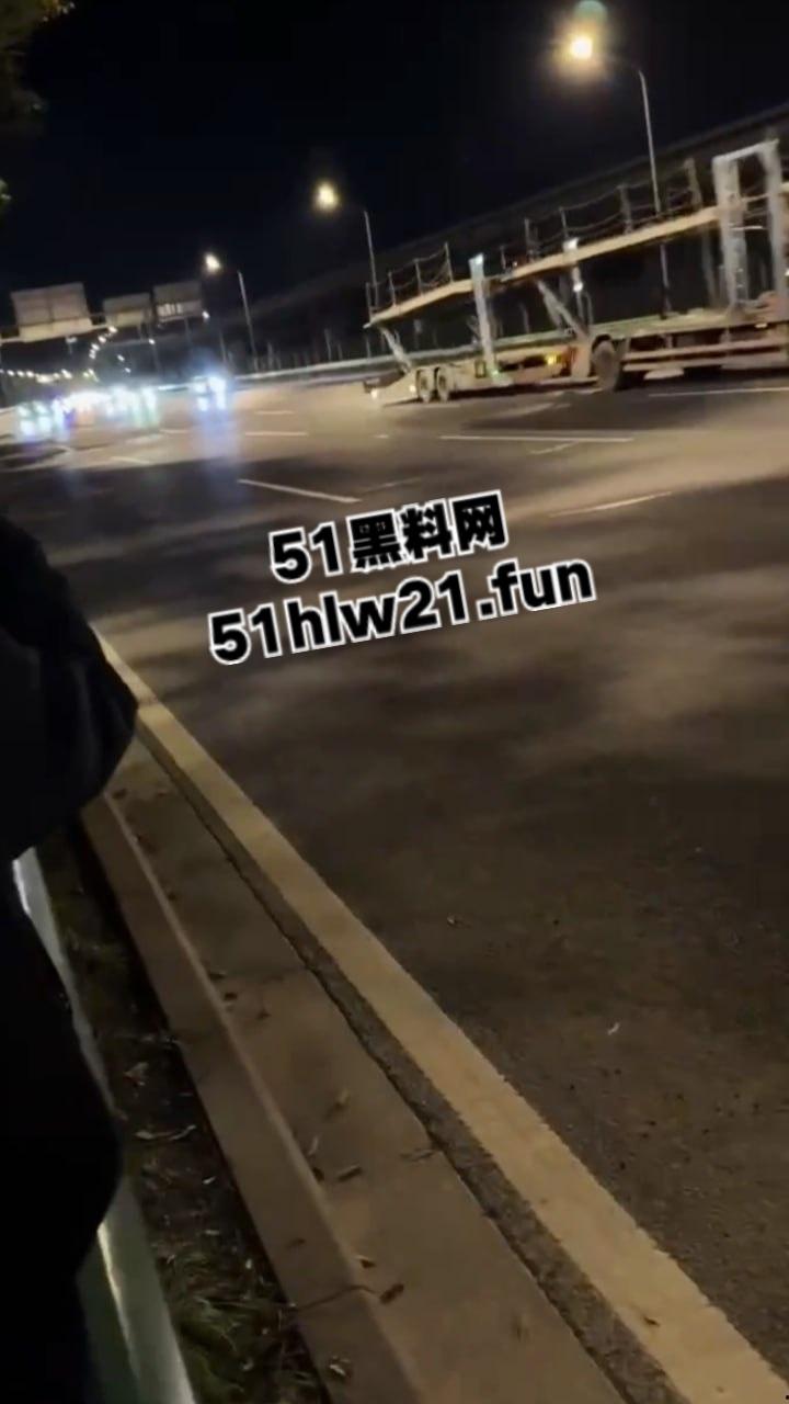 上海3人搭顺风车去江苏,半路竟被司机恶意加价,拒绝司机加价后竟被丢在高速上司机称钱没到位!