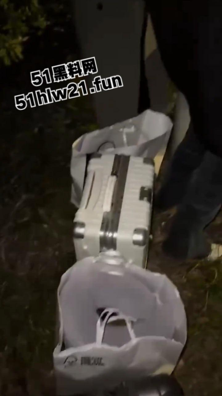 上海3人搭顺风车去江苏,半路竟被司机恶意加价,拒绝司机加价后竟被丢在高速上司机称钱没到位!